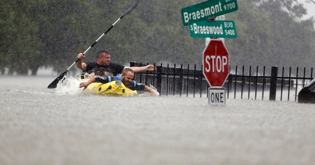 Nguoi My boi phao,  cheo thuyen giua bien nuoc trong sieu bao anh 2