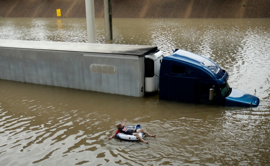 Nguoi My boi phao,  cheo thuyen giua bien nuoc trong sieu bao anh 5