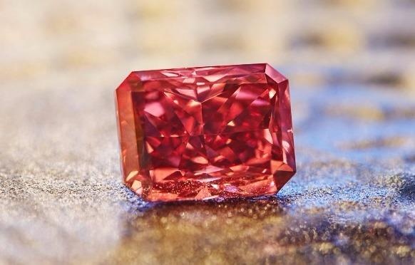 Vien kim cuong do 'toa sang vinh cuu' sap duoc ban dau gia hinh anh