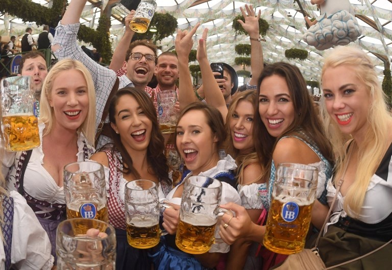 Munich tung bung trong le hoi bia Oktoberfest hinh anh