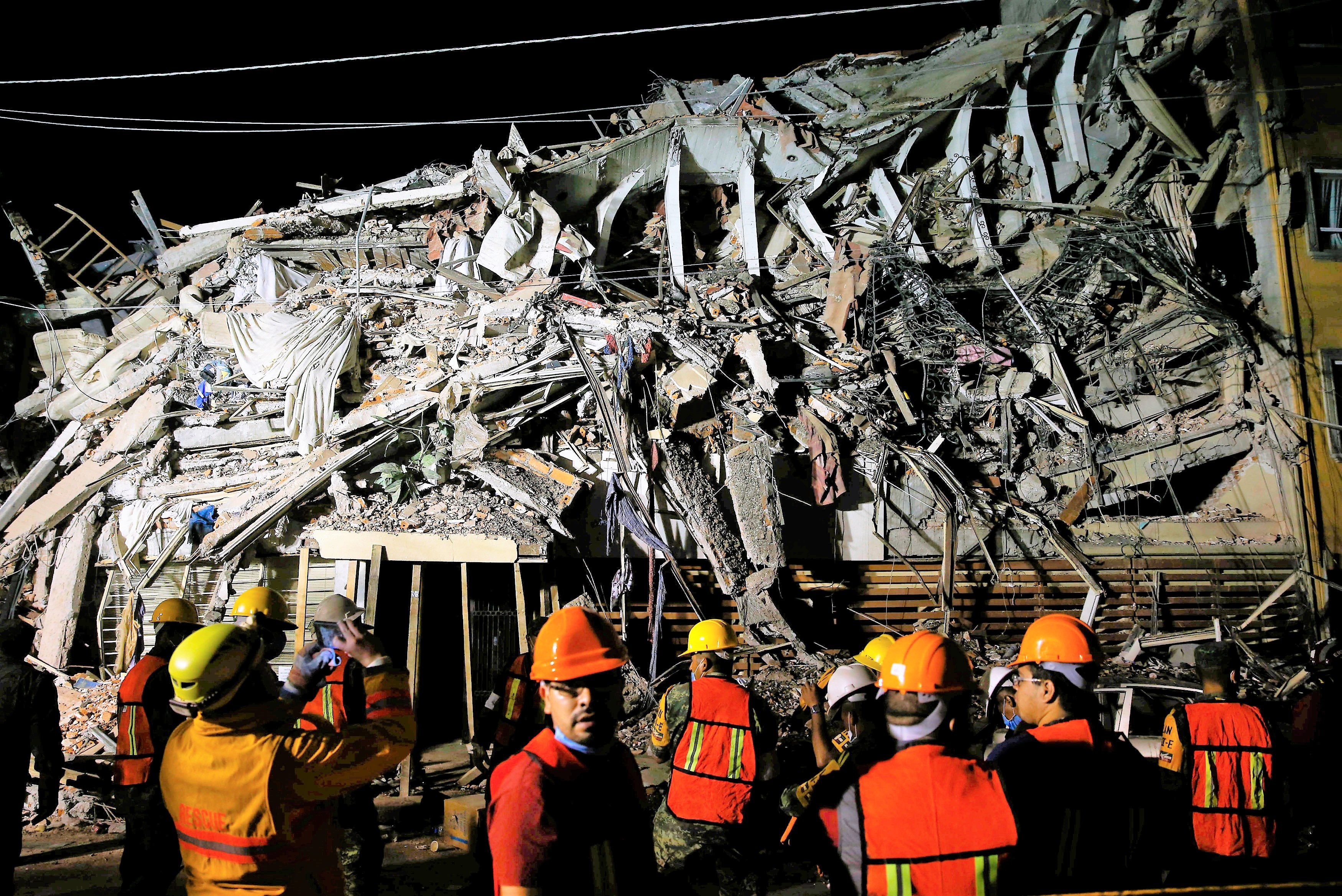 Nguoi Mexico len loi giua dong do nat tim kiem nan nhan dong dat hinh anh