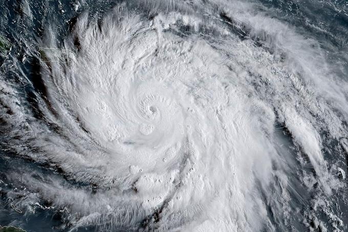 Vong xoay tu than cua sieu bao Maria nhin tu vu tru hinh anh