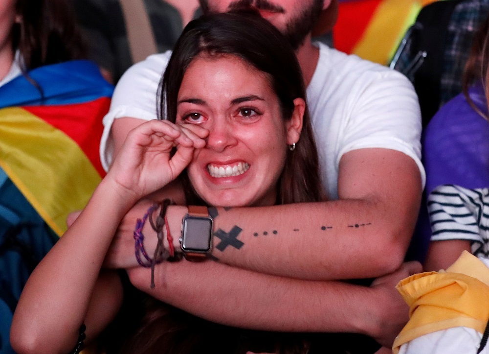 Khung hoang Catalonia: Bua com gia dinh tro thanh chien dia hinh anh