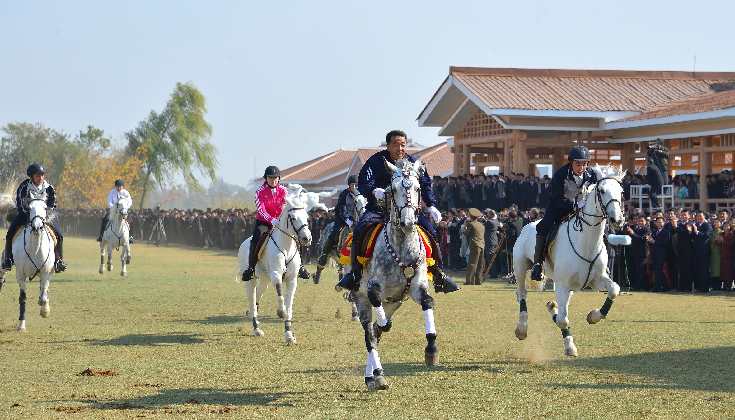 Ben trong truong dua ngua giup Trieu Tien thu ngoai te hinh anh
