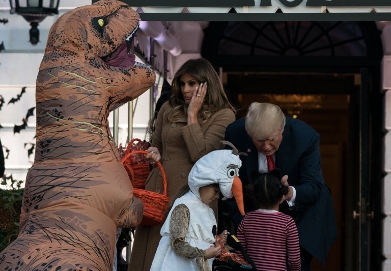 Trump phat keo cho 'khung long va Minion' truoc ngay Halloween hinh anh