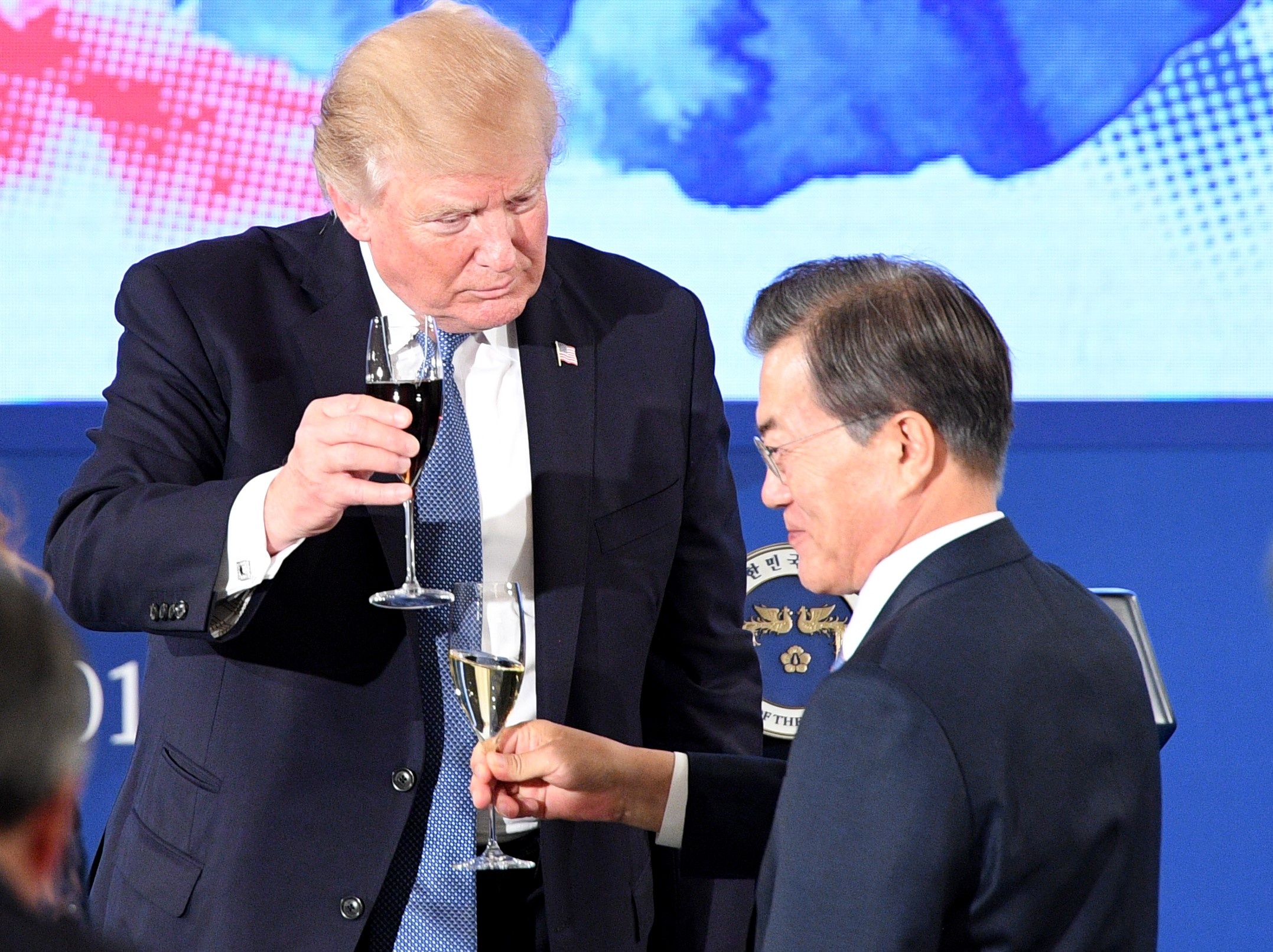 Han Quoc linh dinh mo quoc yen chieu dai vo chong Tong thong Trump hinh anh