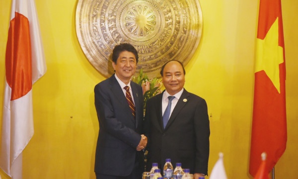 Thu tuong Nguyen Xuan Phuc hoi dam voi Thu tuong Nhat Ban hinh anh