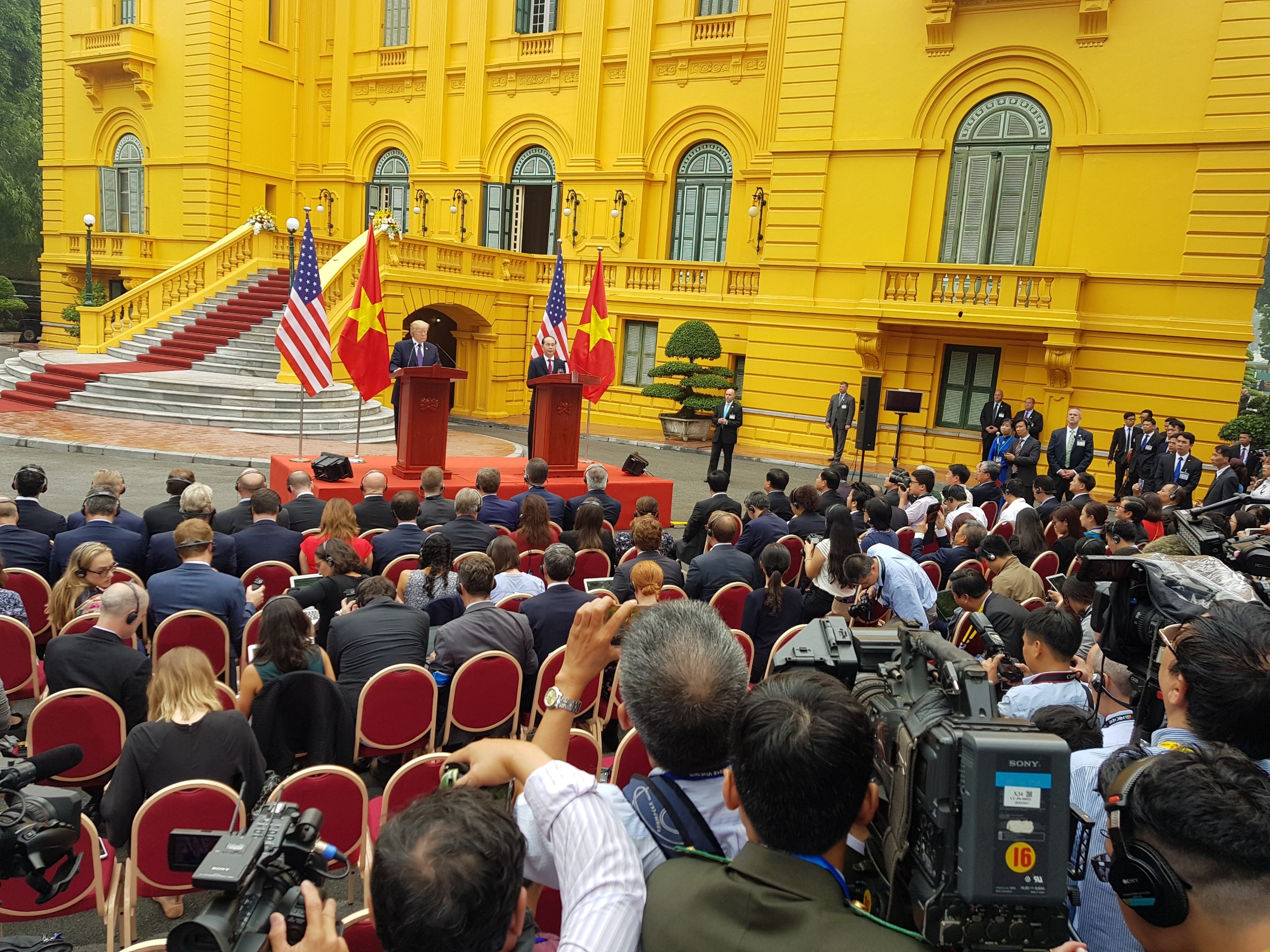 Toan van Trump phat bieu anh 2