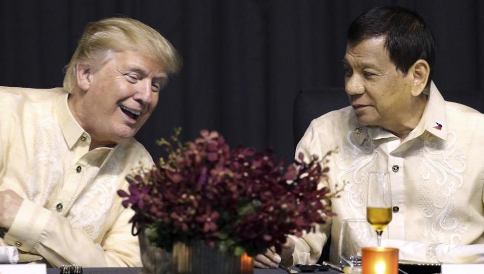 TT Duterte hat tinh ca chao don TT Trump tai tiec chieu dai hinh anh