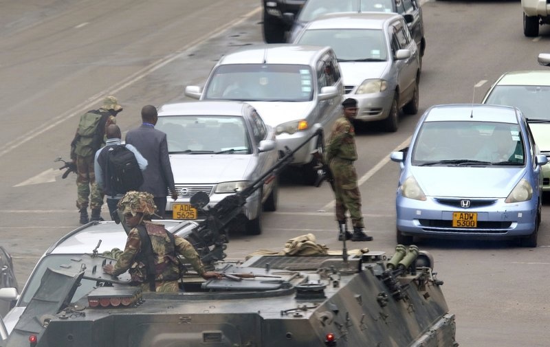 Thu do Zimbabwe bi phong toa, nguoi dan lu luot di rut tien hinh anh