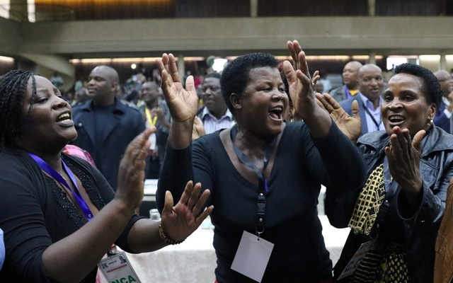 Nguoi Zimbabwe vo oa vui suong sau khi Mugabe tu chuc hinh anh