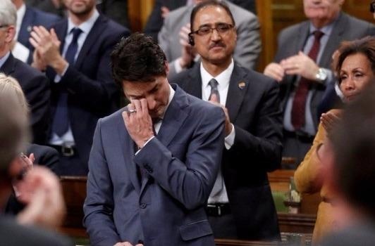 TT Trudeau bat khoc xin loi nguoi dong tinh Canada hinh anh