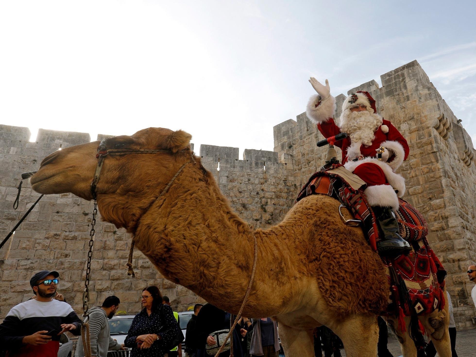 Ong gia Noel khuay dong chao lua Jerusalem truoc Giang sinh hinh anh