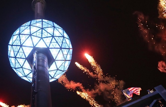 Hoa giay, cau pha le va nhung nu hon tai quang truong Thoi dai hinh anh