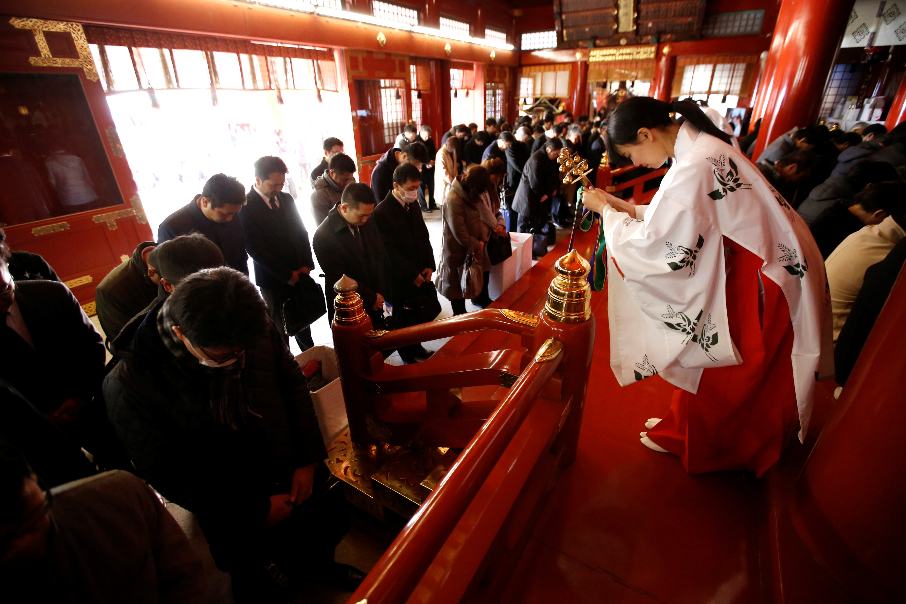 Nguoi Nhat cui dau cau tai loc dip dau nam moi 2018 hinh anh