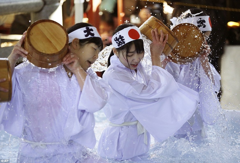 Nguoi Nhat tam nuoc da dau nam de lay may hinh anh