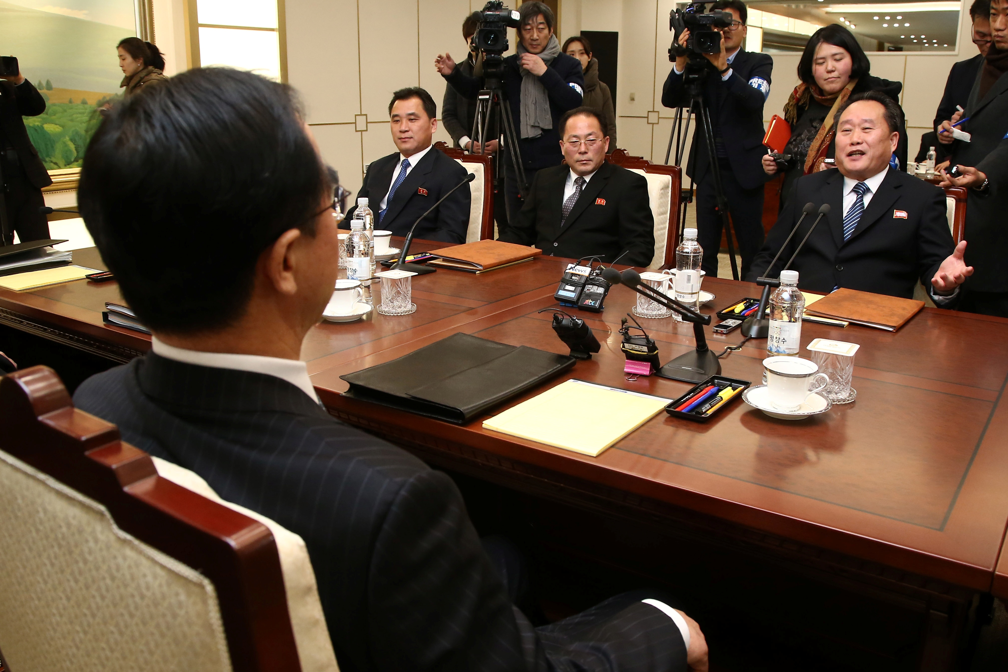 Quan chuc Han -Trieu noi gi trong cuoc doi thoai hiem hoi hinh anh