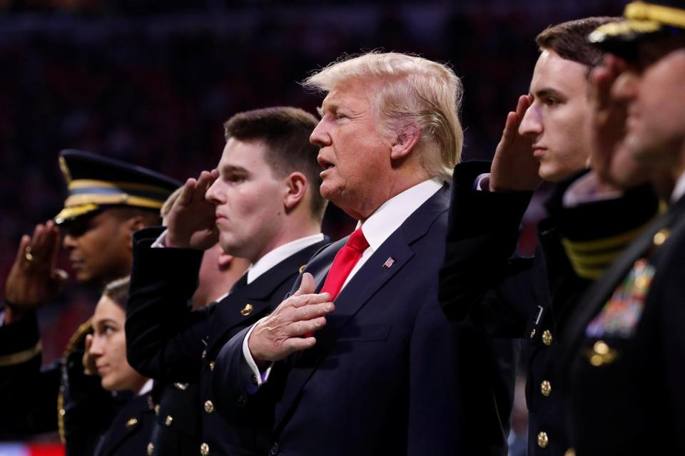 TT Trump lap bap khi hat quoc ca My hinh anh