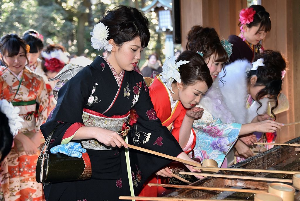 Thieu nu Nhat thuc hien nghi thuc thanh tay trong le truong thanh hinh anh