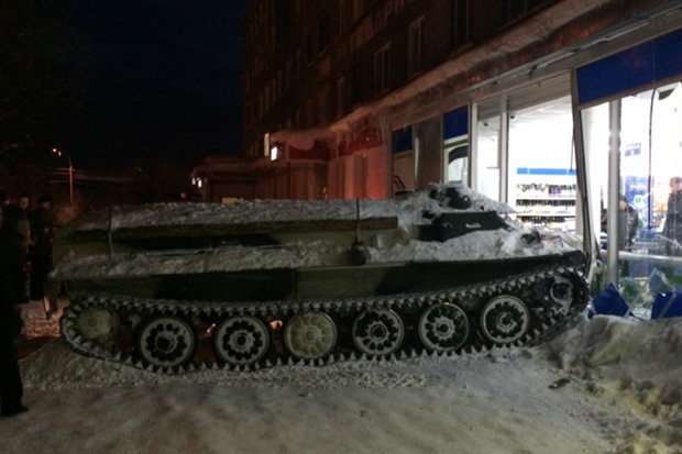 Xe thiet giap 'say xin' gay tai nan lien hoan o Nga hinh anh