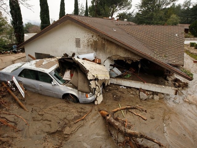 Lu bun nhu thac nghien nat nhieu oto, nha cua tai California hinh anh