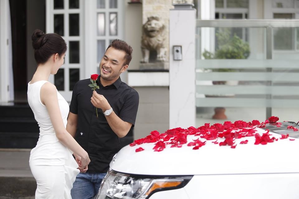 Noi tui nhuc giau sau nhung vay ao hang hieu xa hoa hinh anh