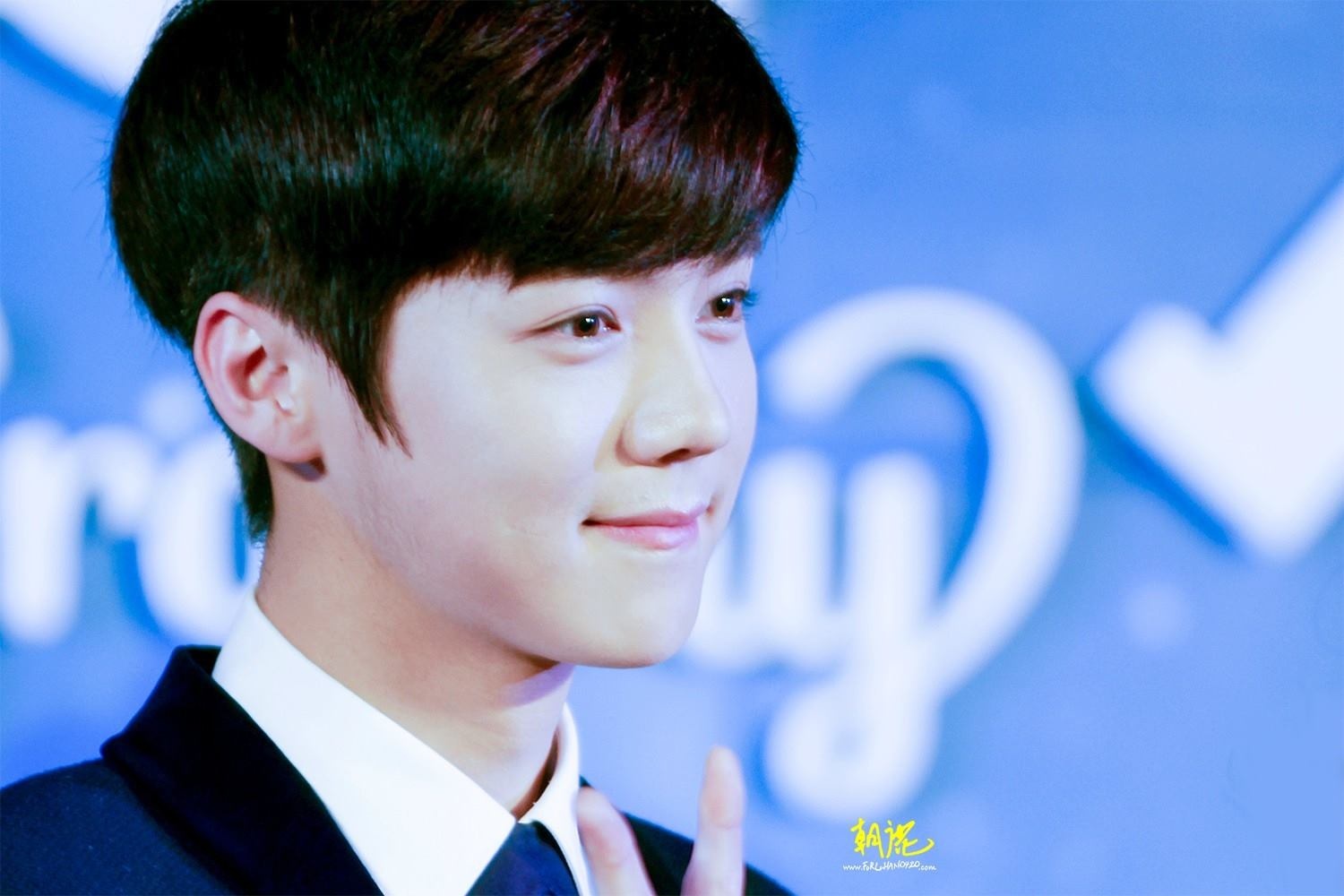 Luhan mỉm cười rất tươi tại buổi họp báo.