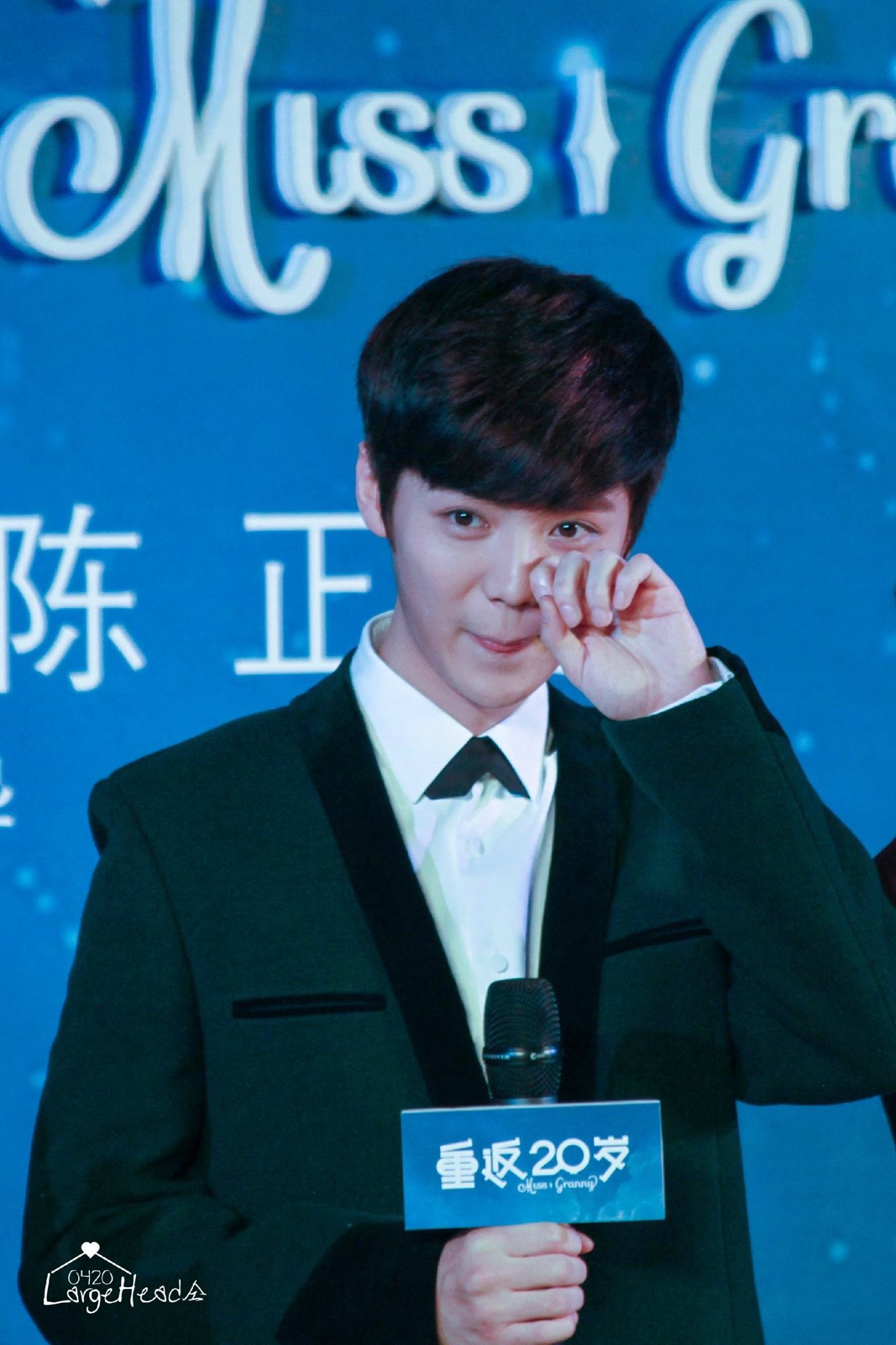 Luhan ra mắt trong nhóm nhạc đình đám EXO năm 2012, và mới khởi kiện công ty quản lý hồi tháng 10.
