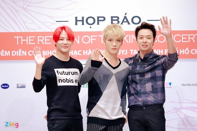 Nhóm JYJ trong buổi họp báo lưu diễn tại TP.HCM cuối tháng 8.