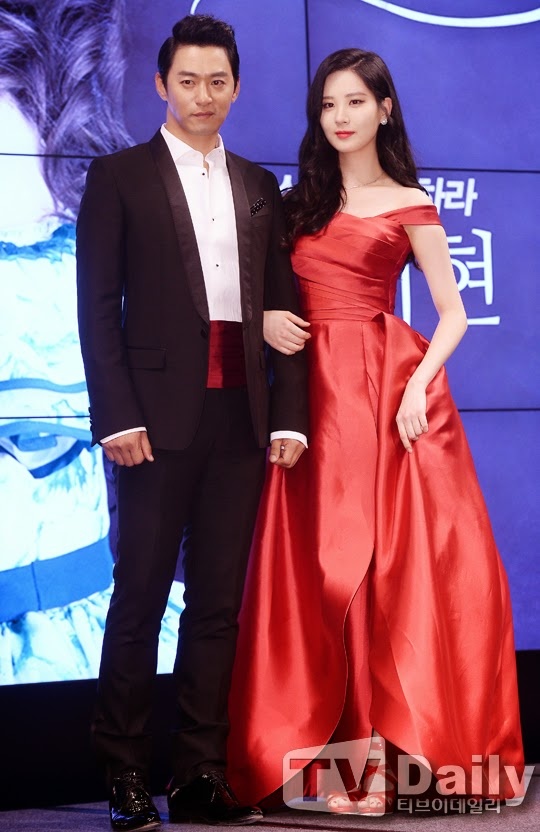 Seohyun (1991) tạo dáng bên cạnh đàn anh hơn cô 17 tuổi. 