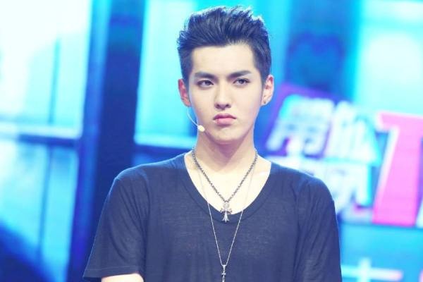 Cuu thanh vien EXO chat vat vi not cao hinh anh