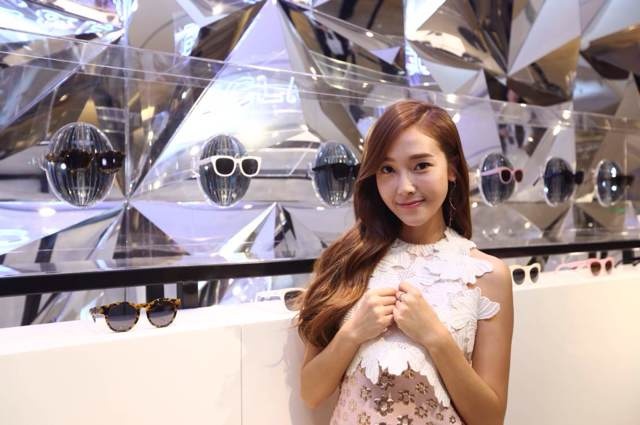 Jessica tạm thời tập trung cho công việc kinh doanh.