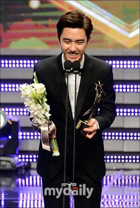 D.O nhận giải Nam diễn viên mới xuất sắc.