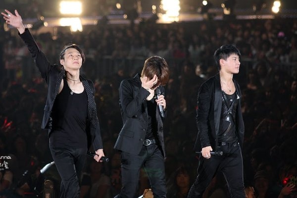 Begin (Tokyo Dome 18.11.2014) - JYJ hinh anh