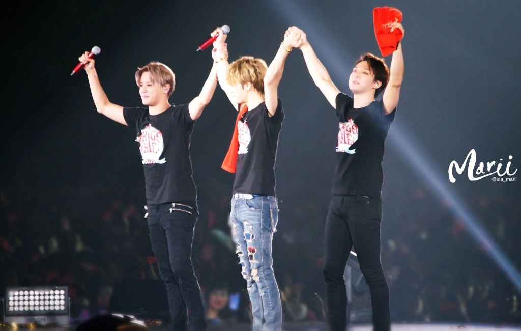 JYJ trong đêm diễn ở Tokyo Dome.