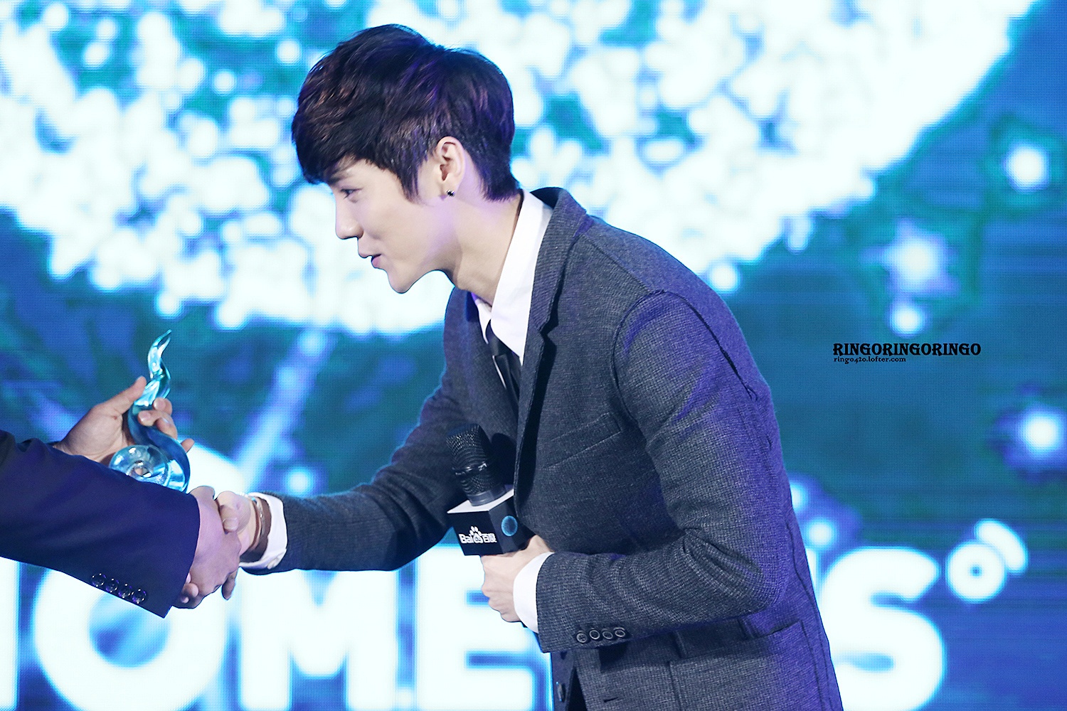 Luhan bat ngo nhan giai Sao nam duoc yeu thich hinh anh