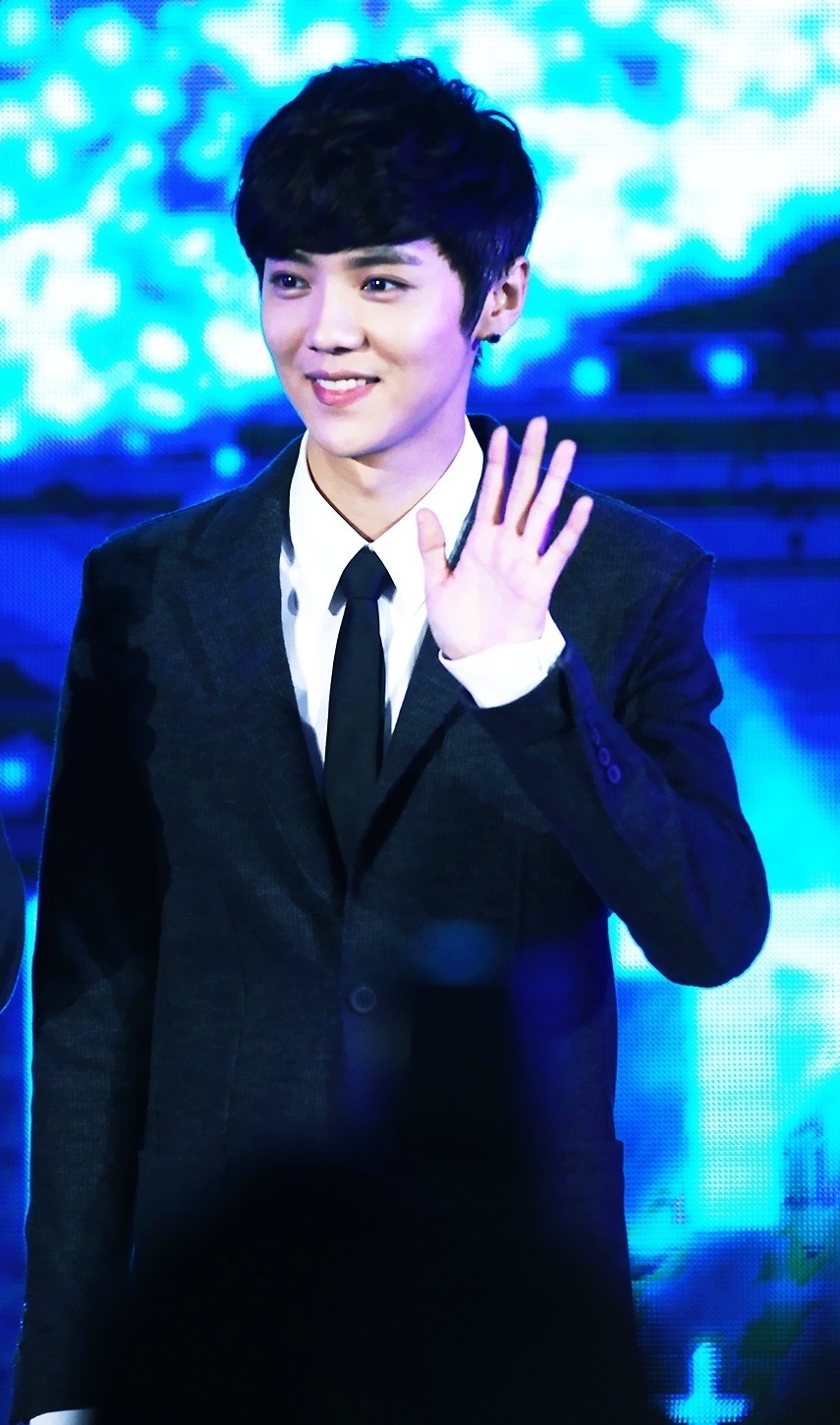 Sinh năm 1990 tại Bắc Kinh, Luhan đầu quân cho công ty giải trí Hàn SM Entertainment khi đang đi du học ở xứ kim chi. 