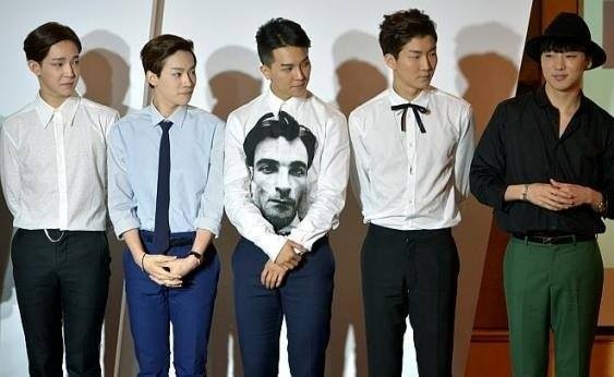 Taehyun (WINNER) ngat loi Seungyoon, gao len voi fan (phut 5:50 - 5:53) hinh anh