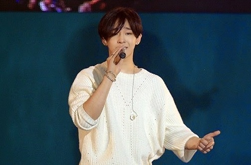 Tan binh nha YG dinh scandal vo le voi fan hinh anh