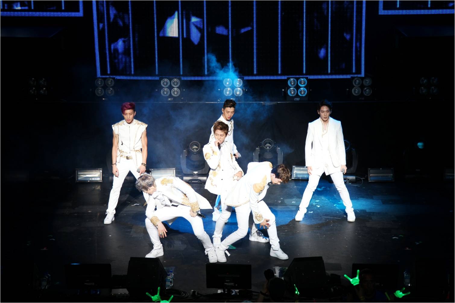 B.A.P trong một buổi diễn ở Mỹ năm 2013.