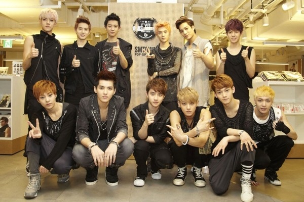 Đội hình 12 người ban đầu của EXO.