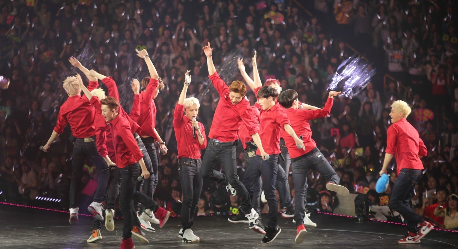 EXO trong chương trình ra mắt Hello tại Nhật.