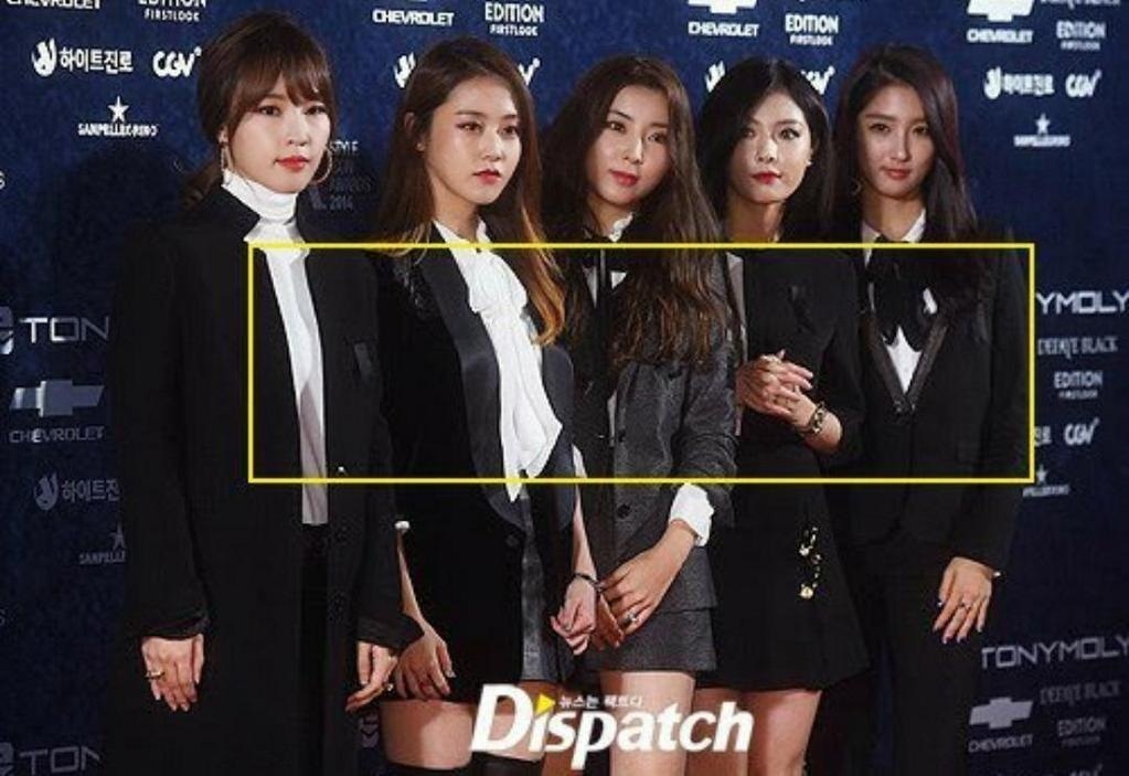 Dù không hề hay biết vào thời điểm tai nạn xảy ra do đang mải biểu diễn, nhóm 4minute vẫn bị lôi kéo vào vụ taii nạn. 