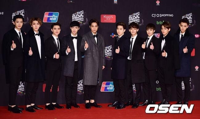 EXO nhận giải phụ Best Asian Style trên thảm đỏ.