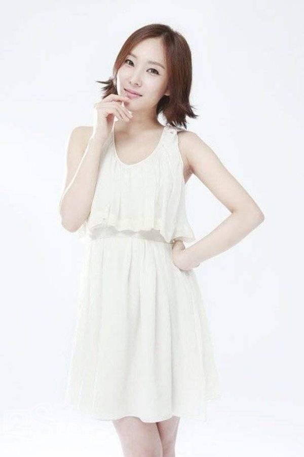 Mất mát khác trong tháng 1 của Kpop là cái chết của nữ ca sĩ kiêm diễn viên Hanna (hoặc Hannah). Sinh năm 1981, cô từng theo đuổi nghiệp hát trong giai đoạn 2002 – 2006 dưới sự quản lý của công ty JYP Entertainment cho đến khi chuyển sang diễn xuất. Những năm gần đây, cô gần như bặt tăm khỏi làng giải trí. Hanna đã tự kết liễu cuộc đời tại nhà mình ở tỉnh Gyeonggi. Cho đến tận tháng 9, tin về cái chết lặng lẽ của cô mới được công chúng biết đến. Trước đó, cô đã phải chống chọi với căn bệnh thần kinh rối loạn hoảng sợ. 