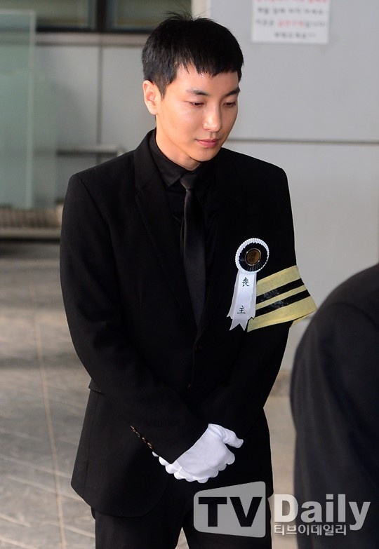 Ngày 8/1, Leeteuk (Super Junior) rơi lệ trong đại tang của gia đình. Một mình chăm sóc cha mẹ bị bệnh 