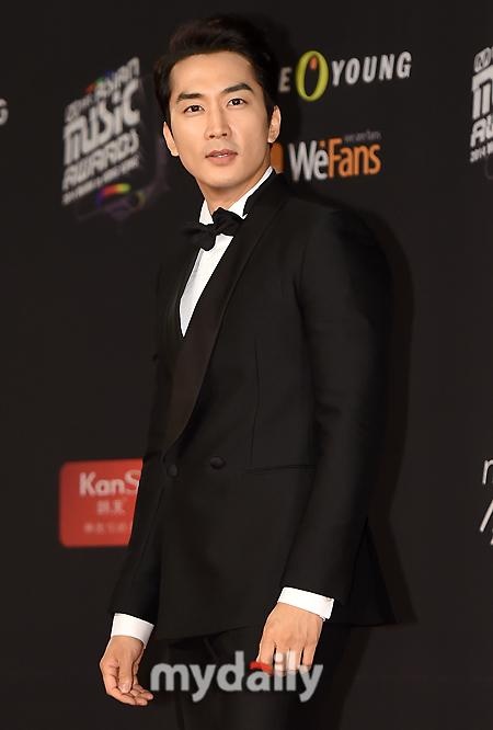 Tài tử Song Seung Hun đảm nhiệm vai trò MC.