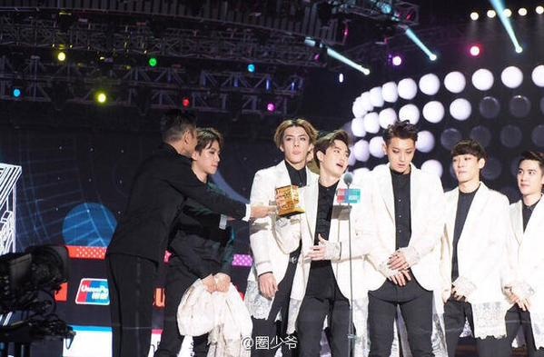Khoảnh khắc Suho vội vàng quay đi sau khi nhận cúp.