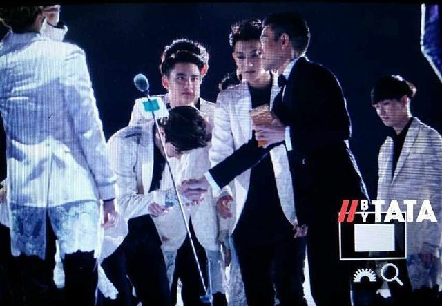 Suho bắt tay Lưu Đức Hoa trước đó, nhưng cảnh này không lọt vào ống kính của đài truyền hình.