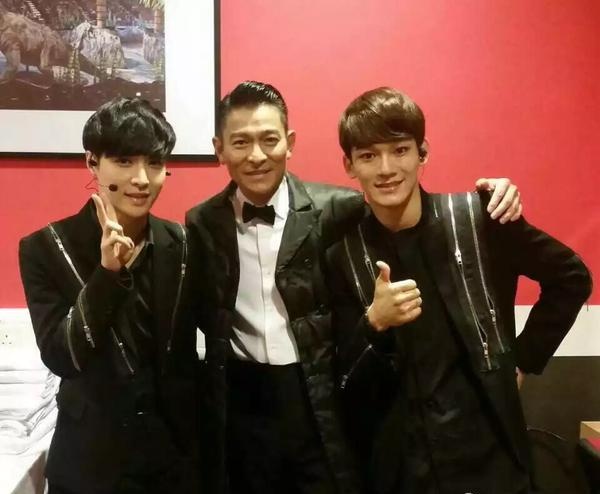 Lưu Đức Hoa (đứng giữa) cũng